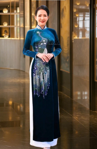 Áo dài trung niên màu xanh cổ vịt chất liệu nhung đính kết thủ công dành cho các mẹ ngồi sui trẻ trung có bigsize ADM11